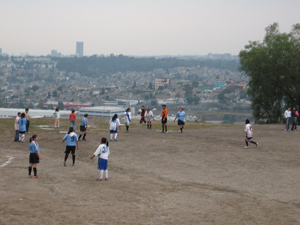 Jugador de fútbol conduciendo un contraataque por banda