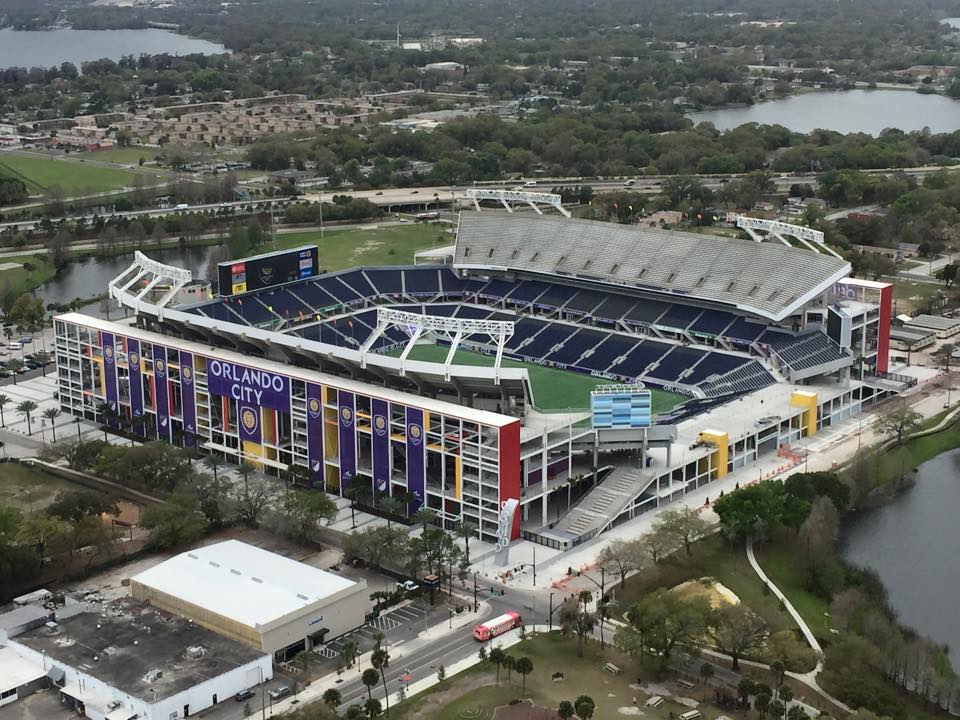 Vista aérea de un estadio de fútbol durante un partido