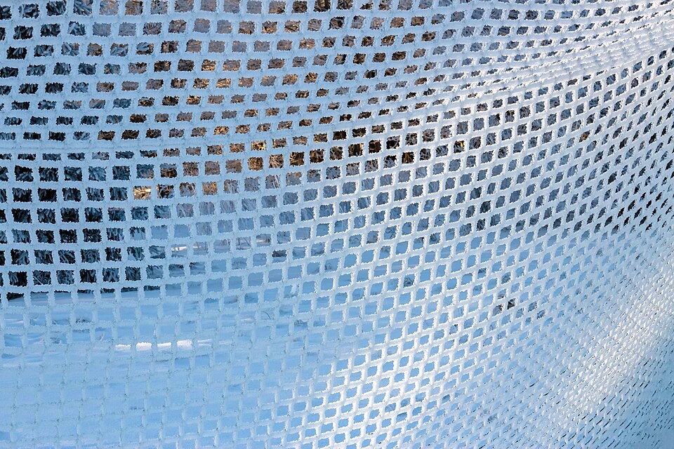 Hinchas viendo un partido decisivo en un bar deportivo