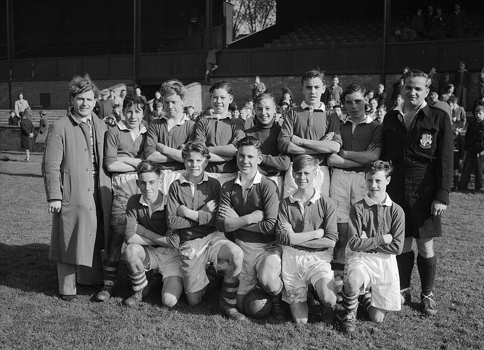 Cancha de fútbol nevada en un partido nocturno