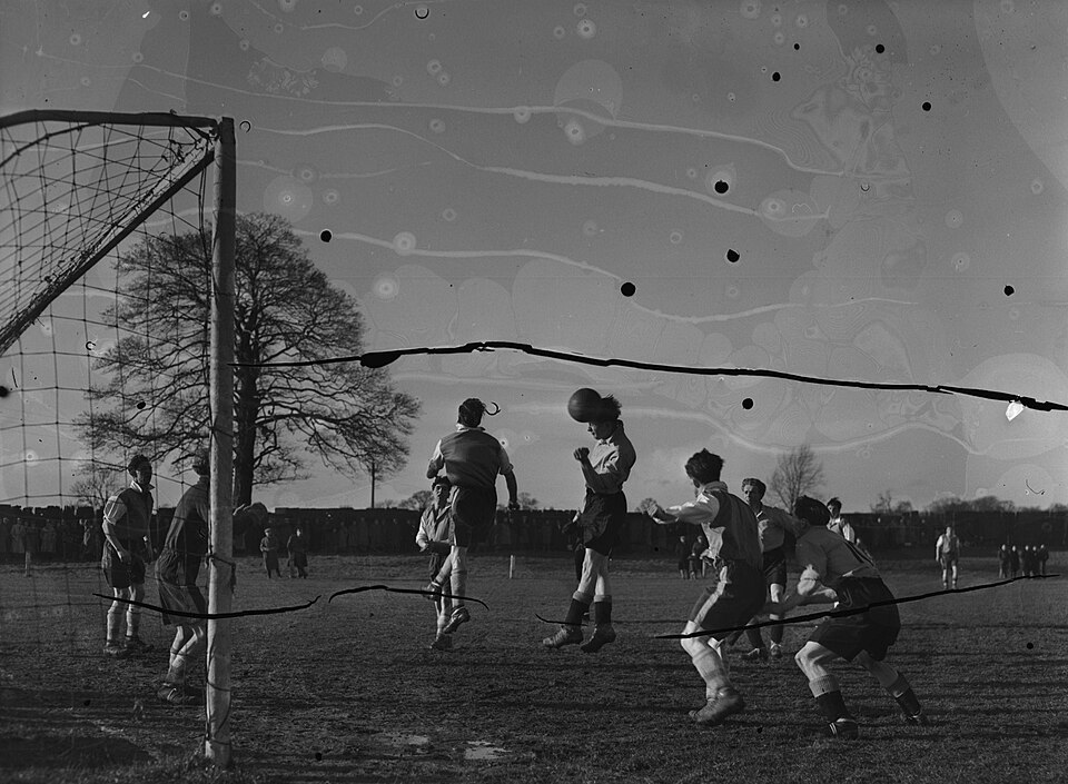 Hinchas siguiendo un partido internacional en un bar deportivo