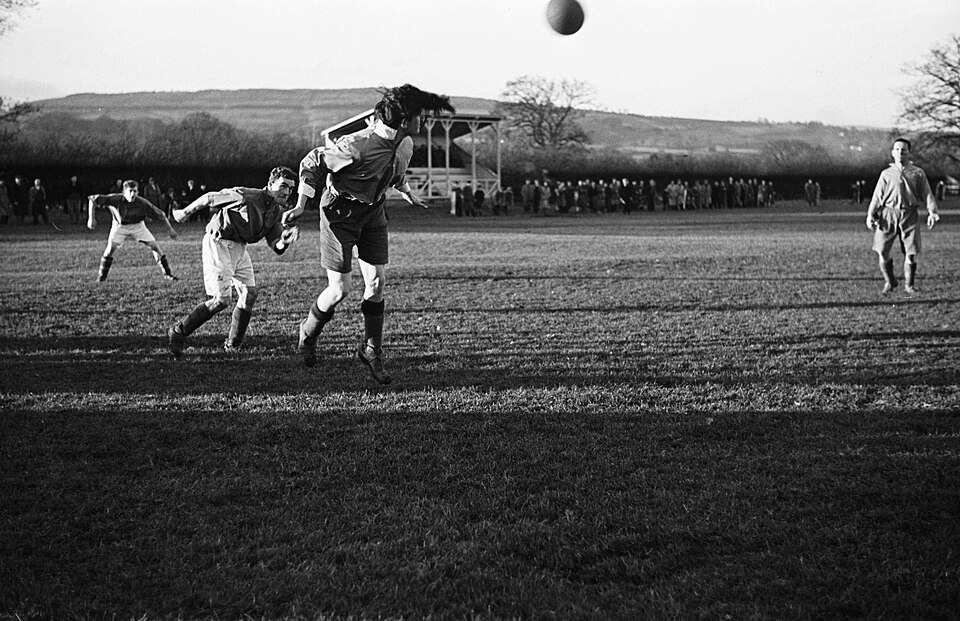 Hinchas siguiendo un partido con tensión en un bar deportivo