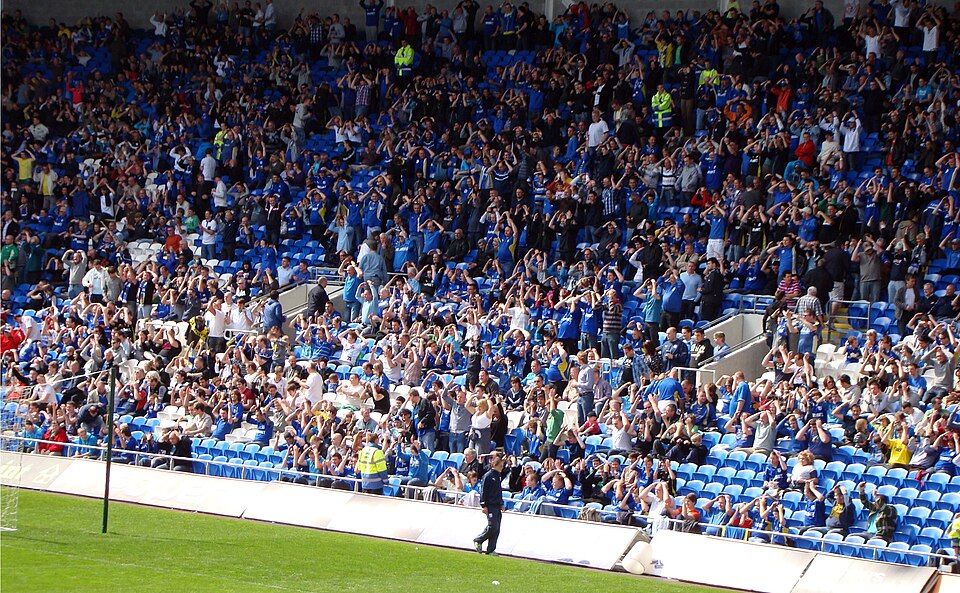 Aficionados viendo un partido de fútbol en un bar deportivo