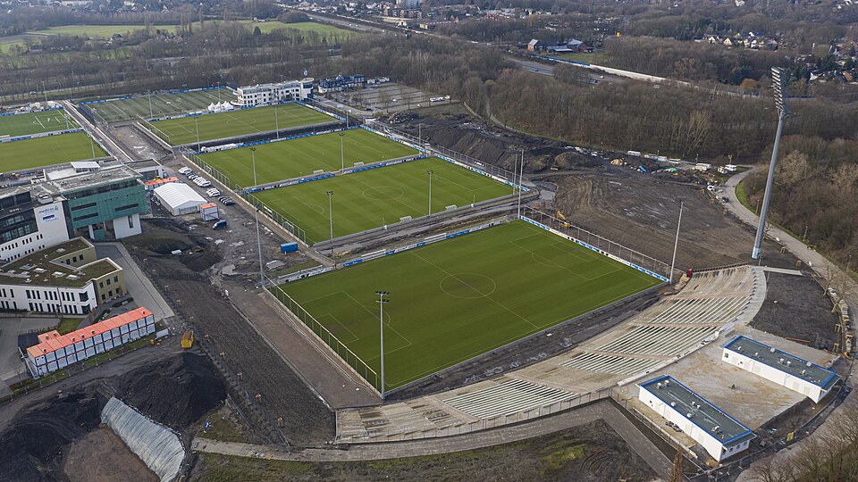 Vista aérea de un estadio argentino durante un partido nocturno
