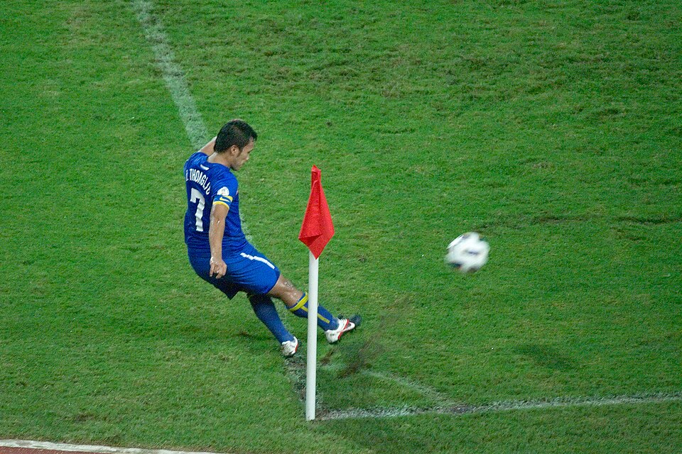 Banderín de esquina en un partido de fútbol profesional
